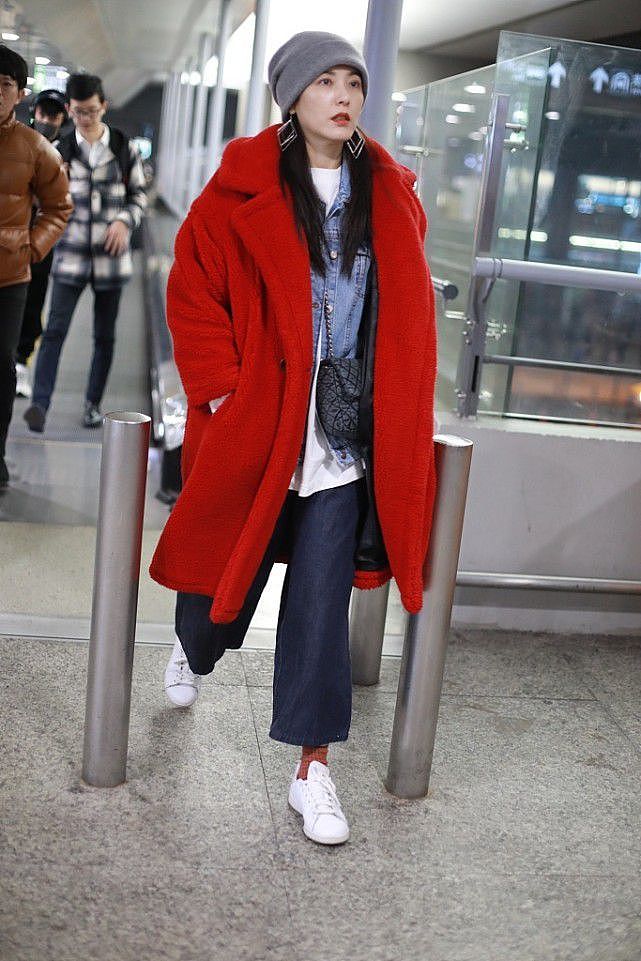曾黎大冬天也不忘了美，穿红色羊绒大衣好显白啊，但也没忘了保暖 - 5