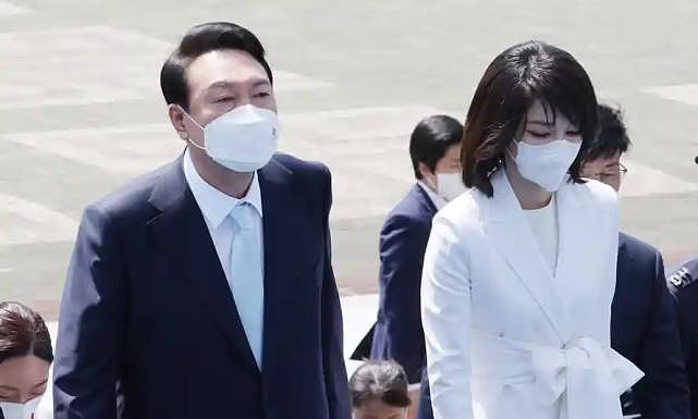 韩国新总统上任后首次陪老婆散步！第一夫人穿白西装真美，太嫩了 - 7