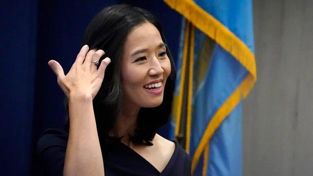 波士顿首位华裔女市长就职典礼！穿黑裙亮相太美，一家四口太温馨 - 2