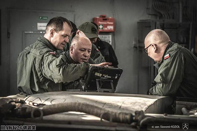 波兰陆军后勤单位学习维修M1A2坦克 美国技师在现场亲自指导 - 12