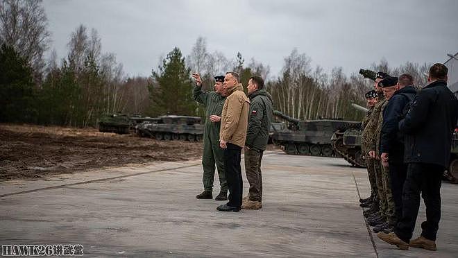 波兰总统视察第10装甲旅 正培训乌克兰士兵 掌握豹2坦克操作技能 - 24