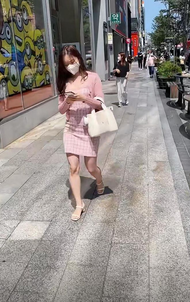 天气暖和之后穿穿短裙吧，韩国街头有不少人穿，又时尚又显年轻 - 6