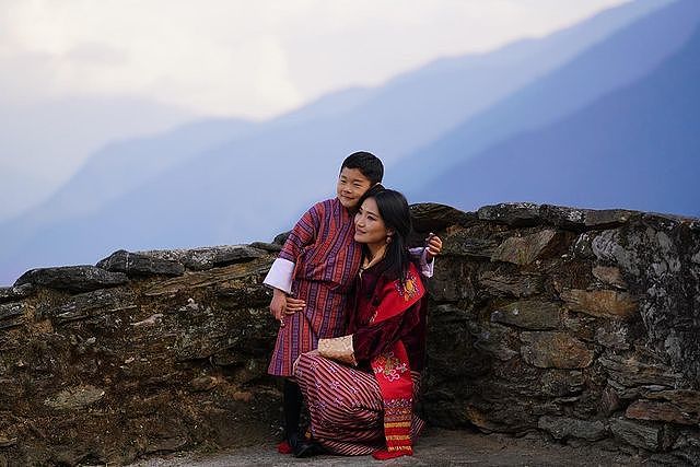 不丹王后单独带小王子营业！一身红裙太有少女感，1岁小王子太萌 - 1