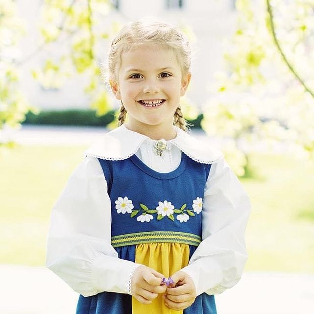 瑞典9岁王储公主颜值爆表披头散发仍美如瓷娃娃，未来女王范十足 - 5