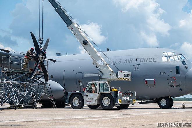 美军保障能力有多强？三名技术员更换C-130J“超级大力神”螺旋桨 - 8