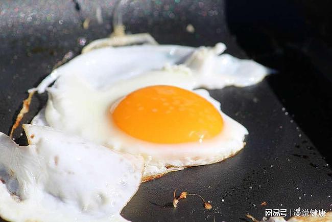 一天吃4个鸡蛋胆囊长满结石：鸡蛋吃得多，真的会吃出胆结石？ - 1