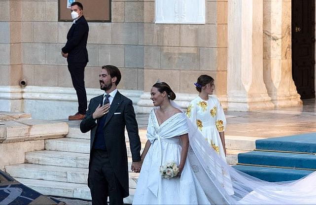 希腊王子举行盛大婚礼！迎娶亿万富翁女儿，新娘穿露肩婚纱超梦幻 - 4