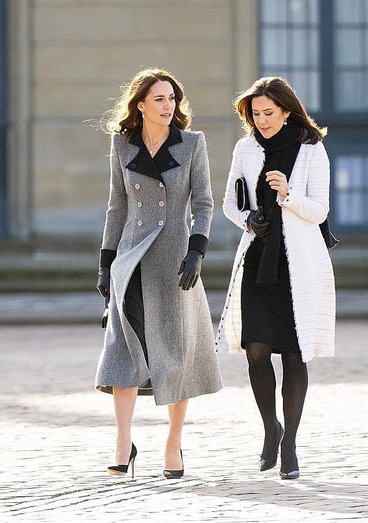 凯特王妃和丹麦王妃同框站着，相差10岁气质不相上下，穿搭好优雅 - 6