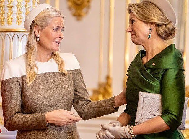 50岁荷兰王后闪耀挪威！为了斗艳硬穿晚礼服，穿一字肩绿裙好高贵 - 7
