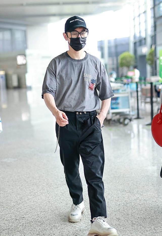黄晓明重拾少年感，T恤配运动裤穿出活力，黑白配看着也挺精神的 - 9