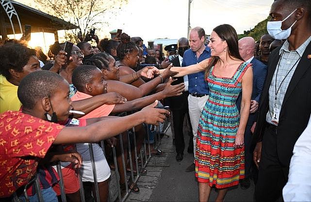 凯特访问牙买加新造型太嫩了！穿背带花裙像少女，一字锁骨太美了 - 6