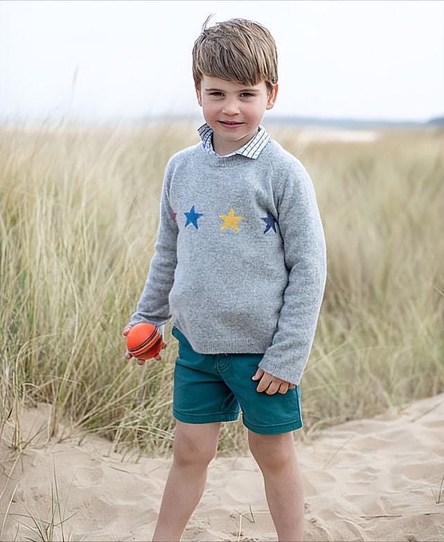 路易王子4岁生日照来啦！穿灰毛衣成小帅哥，长得像外公比乔治帅 - 1