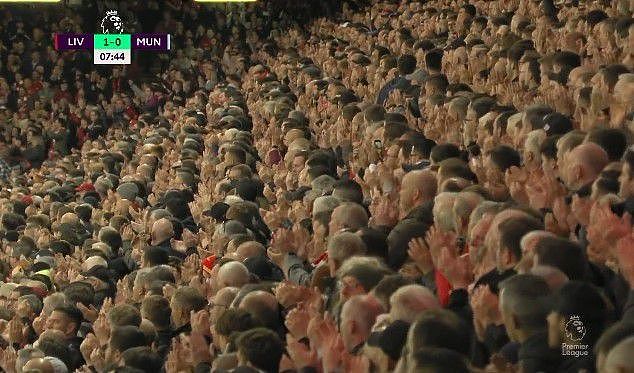 感人！红军5万球迷起立为C罗鼓掌1分钟，举曼联7号球衣唱永不独行 - 3