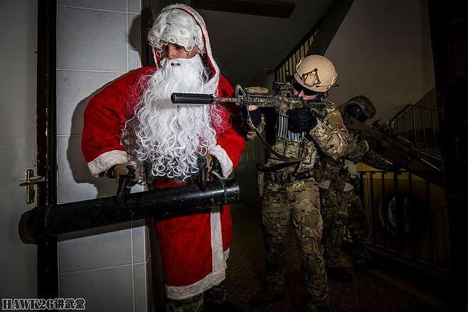 匈牙利特种部队扮圣诞老人送礼物 钻烟囱 撞门槌 震撼弹都是标配 - 3