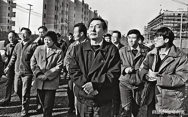 1991年，朱镕基陪邓公路过外滩，邓小平几句话让他幡然醒悟 - 1