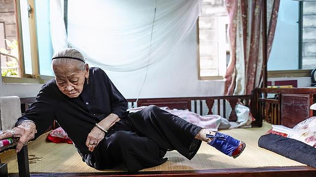 中国最后一位裹脚女性，15岁靠三寸金莲嫁大户，洗脚时钻心痛 - 9