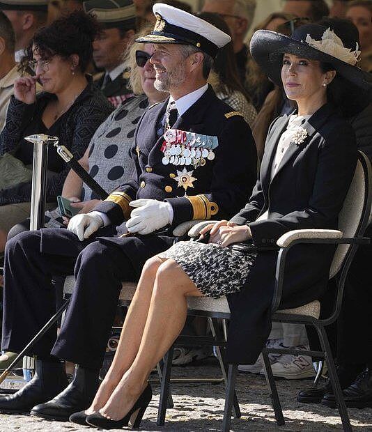 49岁丹麦王妃盛装亮相太好看了！黑白配尽显高贵，比凯特都显年轻 - 6