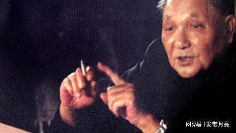 邓小平在主席台抽烟，红线女递纸条劝阻：小平同志，请不要吸烟 - 9