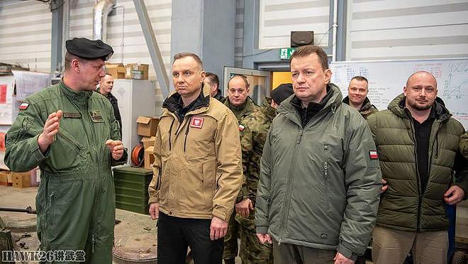 波兰总统视察第10装甲旅 正培训乌克兰士兵 掌握豹2坦克操作技能 - 12