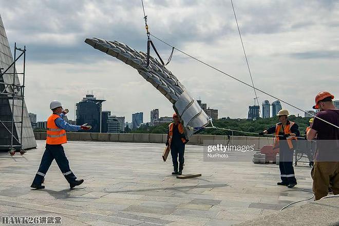 乌克兰工人拆除祖国纪念碑上的苏联国徽 反攻不顺利 就要改风水？ - 2