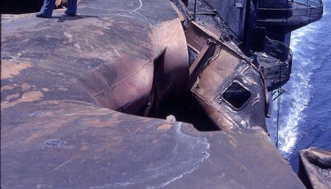 历史上最惨烈的美军航空母舰甲板爆炸事故记录 - 17