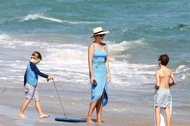 伊万卡夫妇带两个儿子亮相穿630元蓝裙秀身材，不像三个孩子的妈 - 8