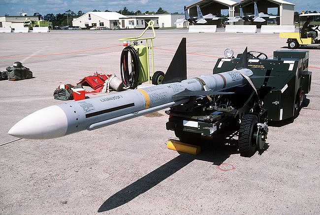 它是50年代至90年代间最主要的超视距空战武器：AIM-7麻雀导弹 - 3