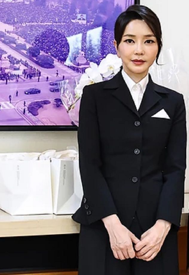 两任韩国第一夫人世纪同框！金建希穿西装像大堂经理，脸僵照样美 - 6