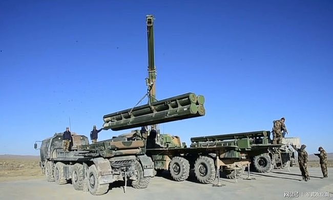 陆军铁拳，国产新型箱式远程火箭炮，性能超过03远火 - 4