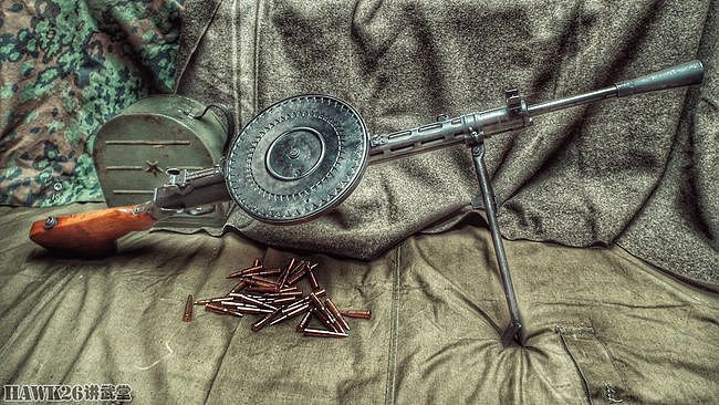 乌克兰领土防卫部队有多缺武器？转盘机枪再战江湖 训练用纸板枪 - 3