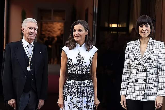 49岁西班牙王后太会穿，5年前的旧裙子，竟然也能穿出新鲜感 - 1