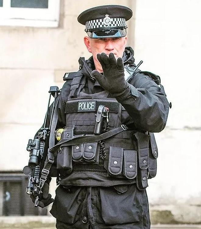 英国警察装备有多好？出门巡逻带两把枪，配置堪比特警队 - 19
