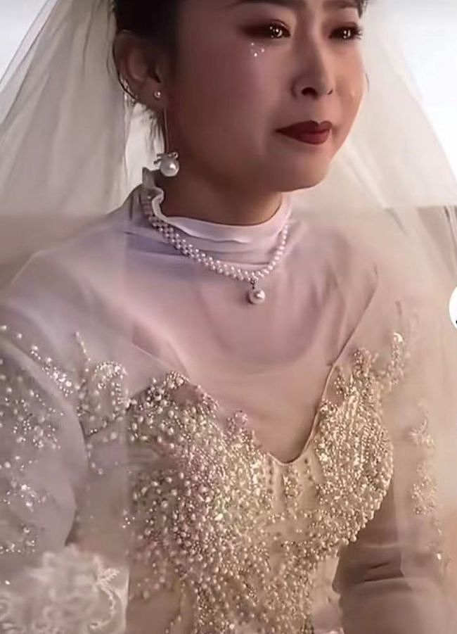 刷爆全网的东乡族18岁最美新娘：嫁给自己不喜欢的人，会幸福吗？ - 1