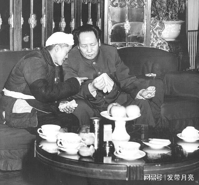 1946年，那个给毛泽东送“人民救星”金匾的人，究竟什么身份 - 9
