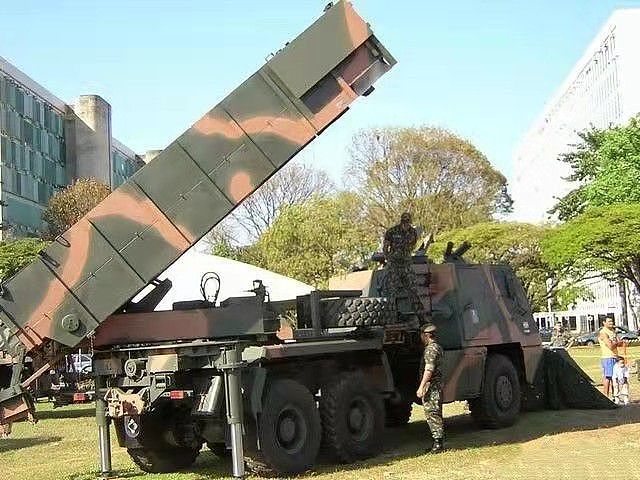 射程远且威力大！巴西陆军新一代远火首次试射，可携带多种弹药 - 3