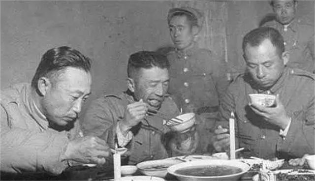 新四军秘密会议结束，粟裕收到两盒烟，急追返程干部：日军有埋伏 - 7