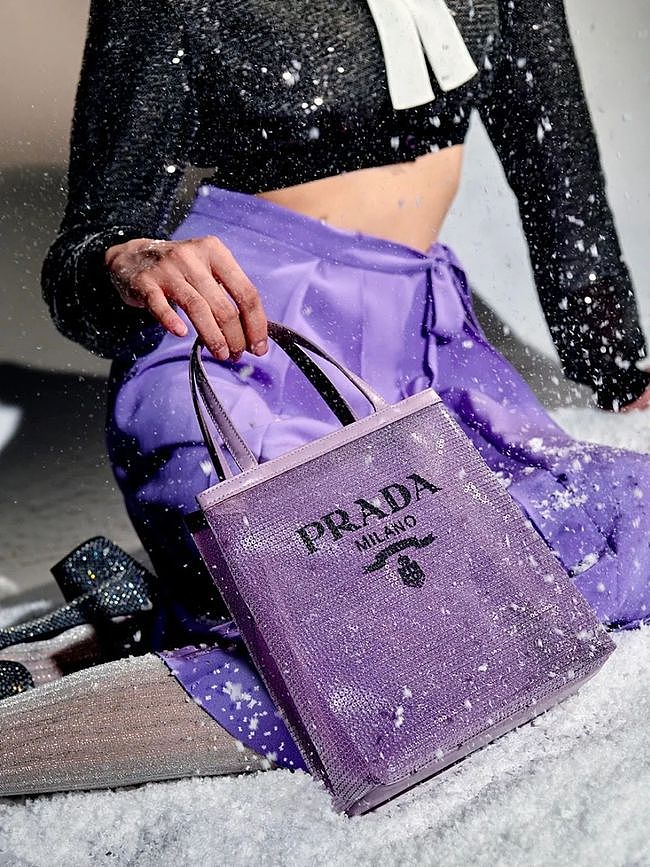 2022 年流行色发布，这些「蓝紫色调」包袋已预订你的衣橱 - 3