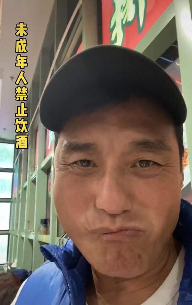 63岁香港戏骨一顿喝六瓶酒，醉酒后对镜头剔牙打嗝，喊话没钱命苦 - 9