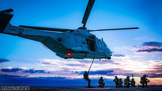 意大利特种部队反恐演习 全员HK416 乘坐直升机索降海上平台 - 2