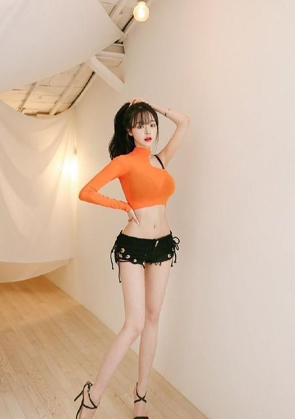 韩国模特新写真，橘色的上衣搭配超短短裤，网友：短裤也太短了 - 5