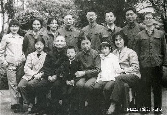 她19岁嫁给33岁的陈云，恩爱一生，育有五子，长子后来官至副部级 - 8
