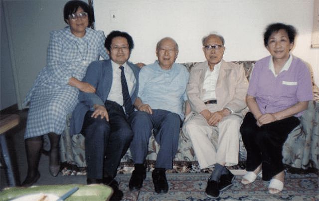 宋希濂被特赦后，周总理亲自道歉，1985年在机场给陈赓遗孀塞钱 - 9