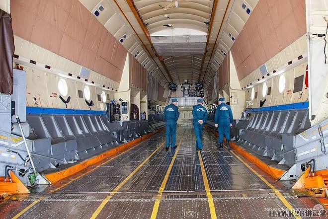 钻进安-22重型运输机 世界最大的螺旋桨飞机 驾驶舱内部非常简陋 - 6