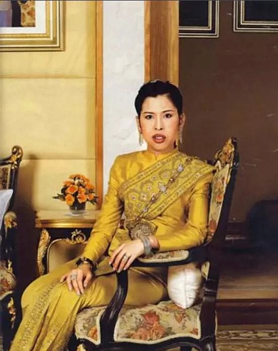 泰国血友病公主新年首次亮相肩披LV围巾好贵气，脸蛋变得圆润很多 - 7