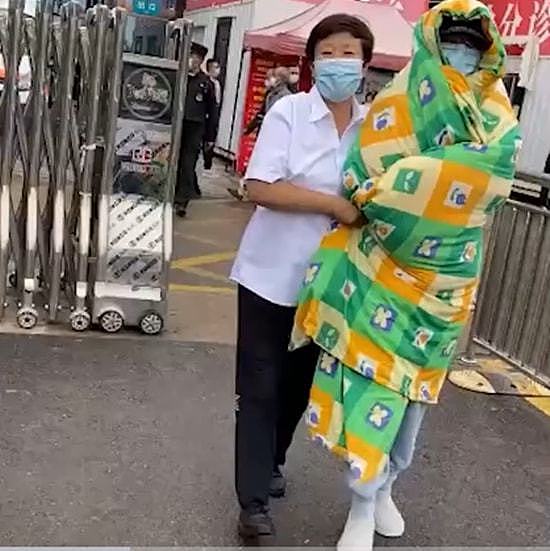 儿媳产后出院婆婆帮她裹棉被：儿媳去医院穿得太少，当天下雨 - 1