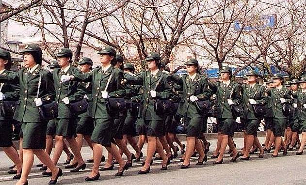 日本自卫队为了征兵 连女明星都请来打广告做宣传 - 1