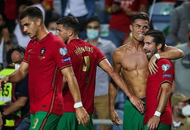 5-0！葡萄牙踢疯了，C罗帽子戏法+刷爆4大纪录，排名还是小组第2 - 3