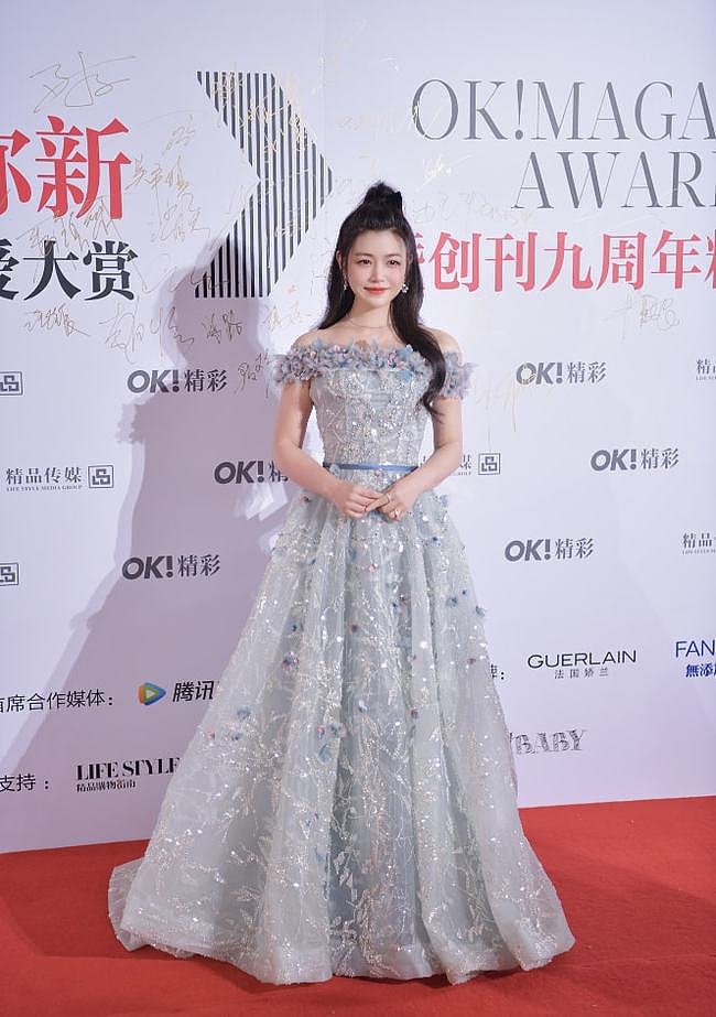 38岁的陈妍希真耐老，穿蓝色长裙美得像“花仙子”，圆脸太加分 - 1