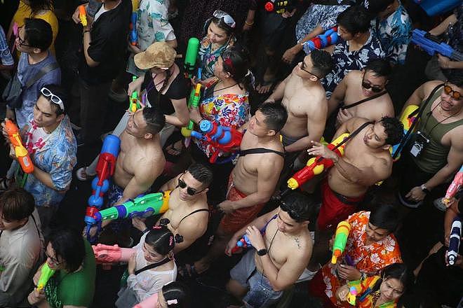 泰国泼水节男女上演狂野盛宴，场面一度失控... - 9