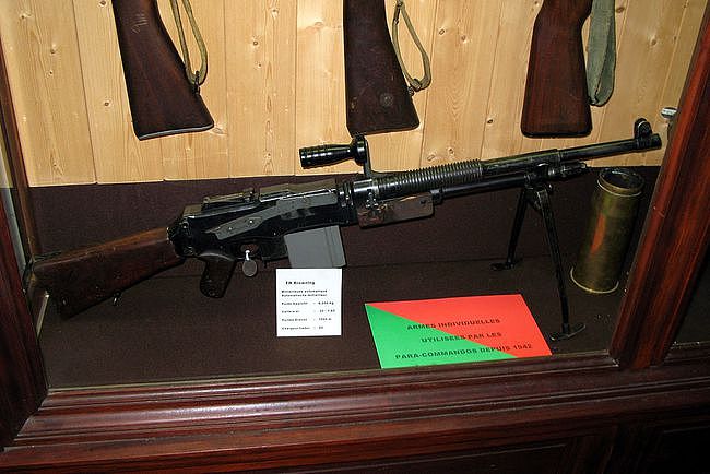 虽名为自动步枪但在使用时却作为轻机枪使用的勃朗宁自动步枪 - 7